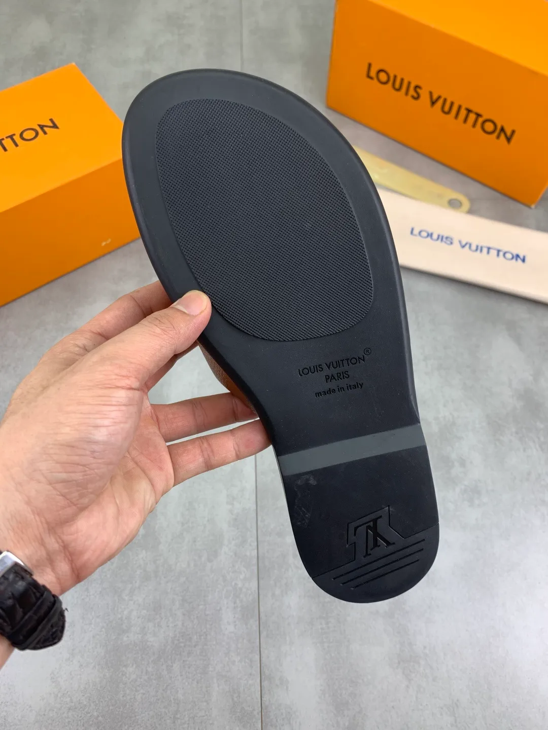 Men's shoes 💰P340 💰【New style】🆘 High quality 【LOUIS VUITTON】The popular Louis Vuitton LV men's slippers on the official website are on sale simultaneously! Original pebbled calfskin fabric imported from Italy. Original factory special supply. Size: 38-46. 4️⃣ colors available.